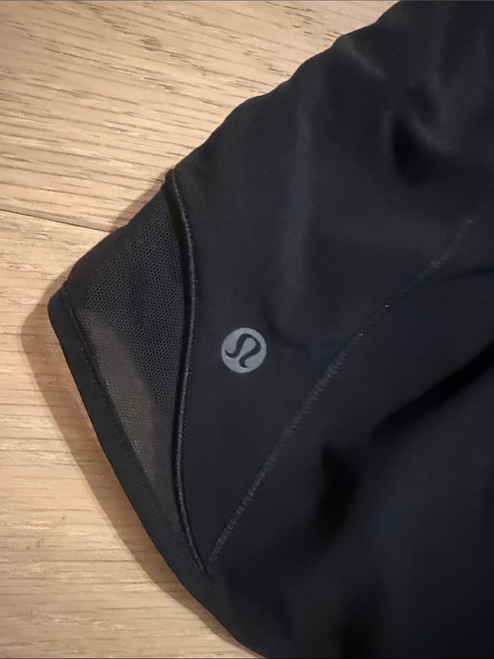 Lululemon Hotty Hot 2.5” short in black - Picture 3 of 4